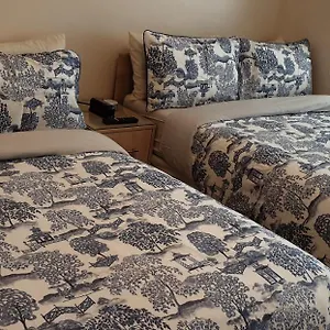 Luxury 3 Bedroom Flat 1min Walk From Underground, With Free Parking Sleeps X10 Appartement